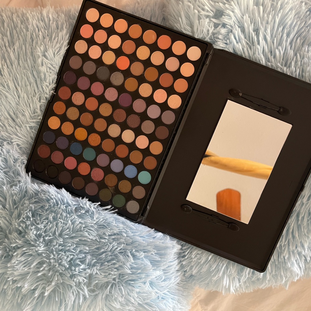 Brand new Beauty Gems eye shadow pallet